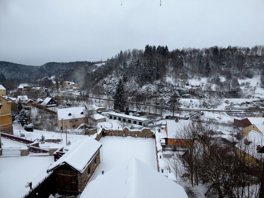 ホテル Penzion - Restaurant U Zamku Bečov nad Teplou エクステリア 写真