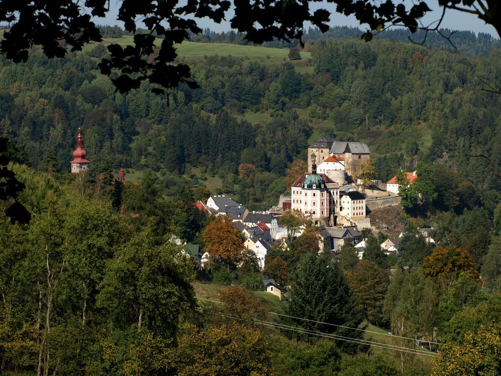 ホテル Penzion - Restaurant U Zamku Bečov nad Teplou エクステリア 写真