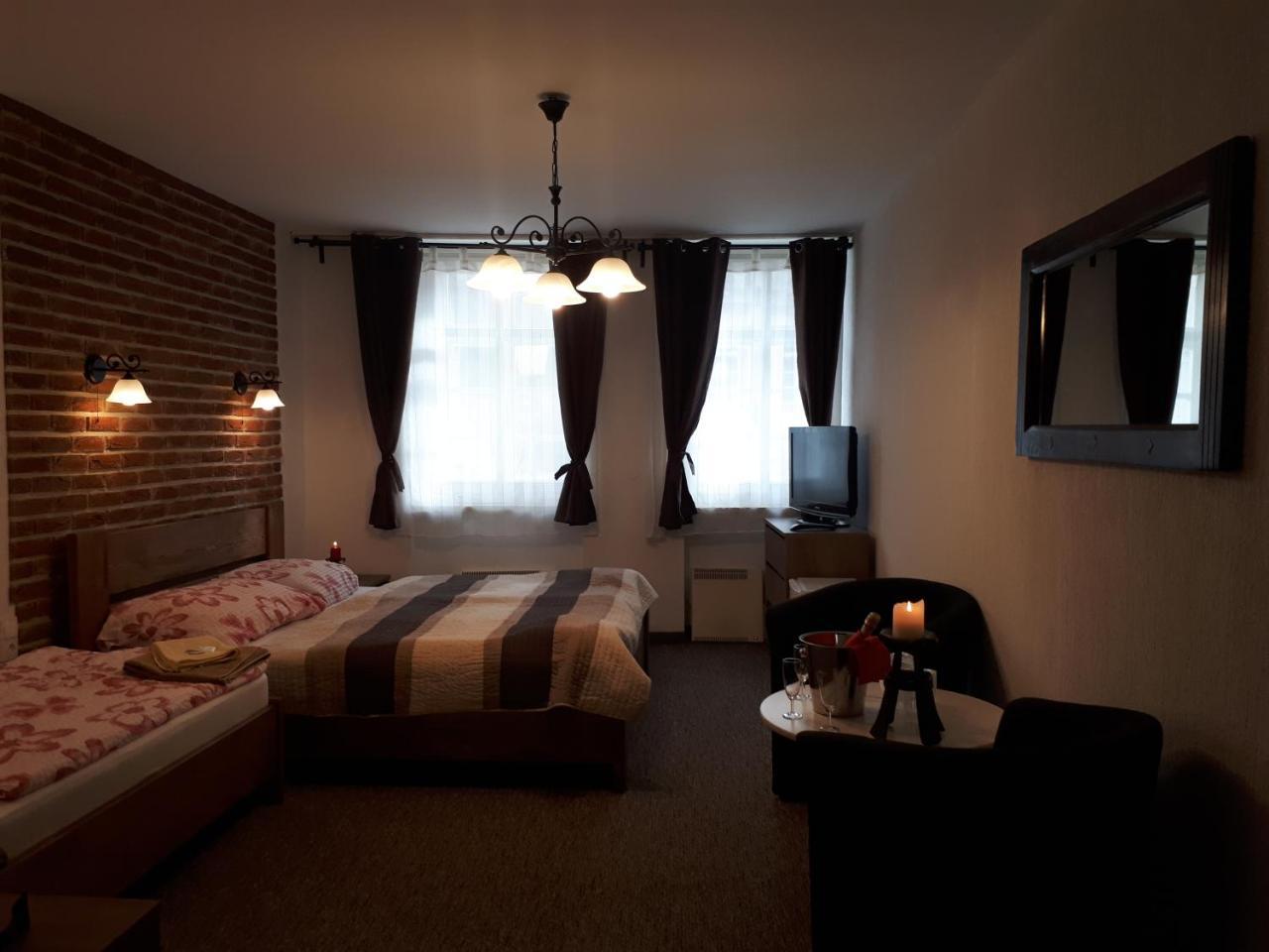 Penzion - Restaurant U Zamku Bečov nad Teplou エクステリア 写真