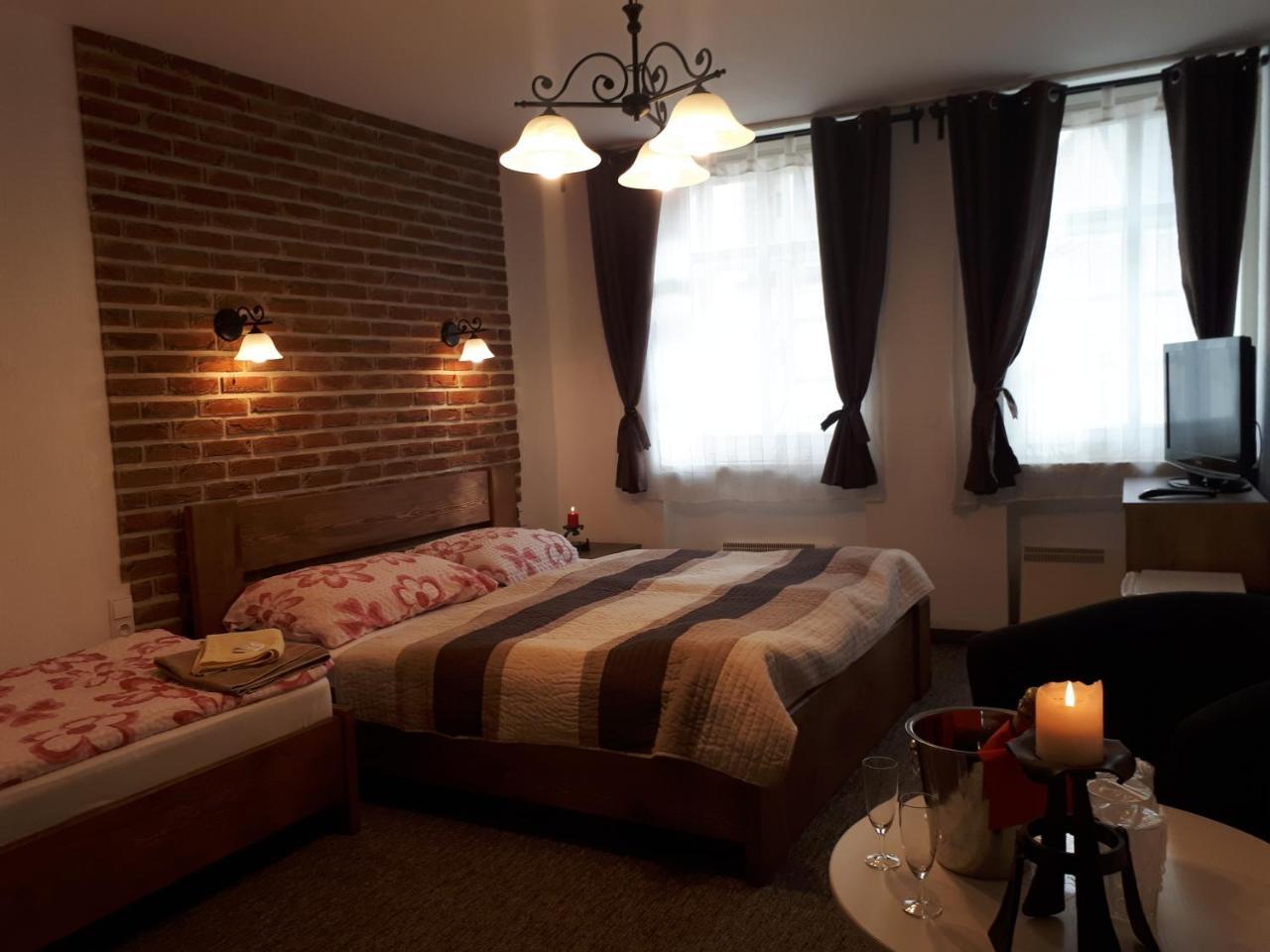 Penzion - Restaurant U Zamku Bečov nad Teplou エクステリア 写真