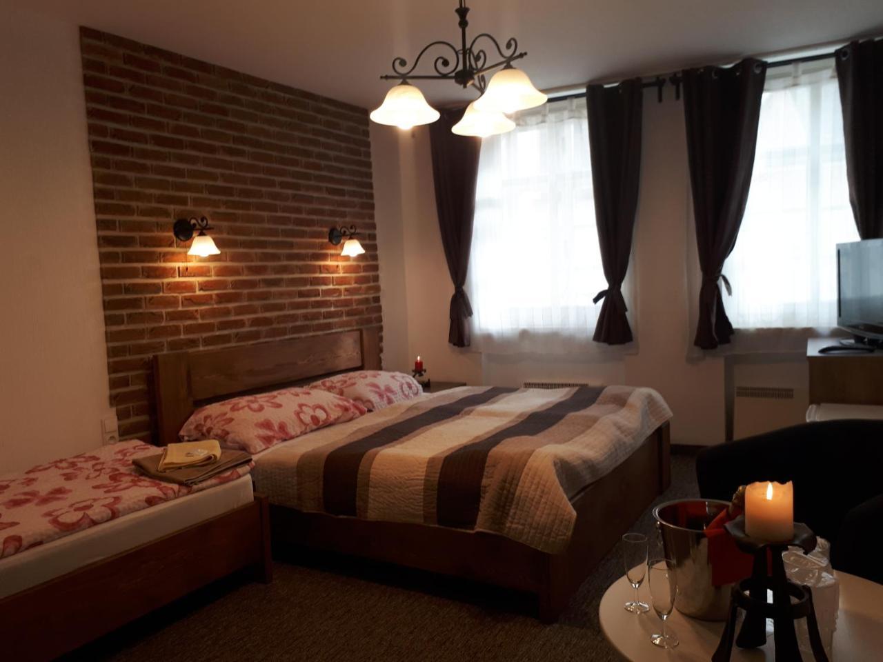 Penzion - Restaurant U Zamku Bečov nad Teplou エクステリア 写真