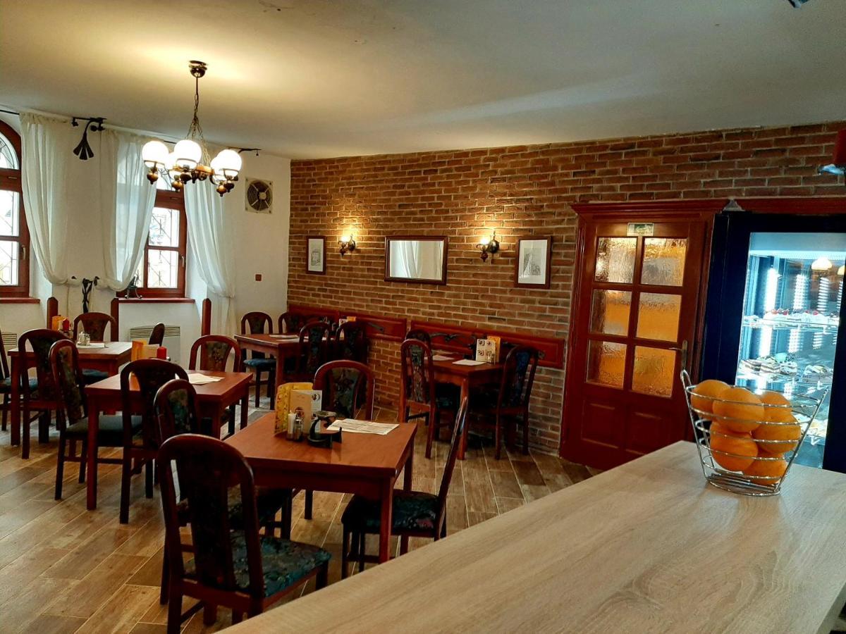 Penzion - Restaurant U Zamku Bečov nad Teplou エクステリア 写真