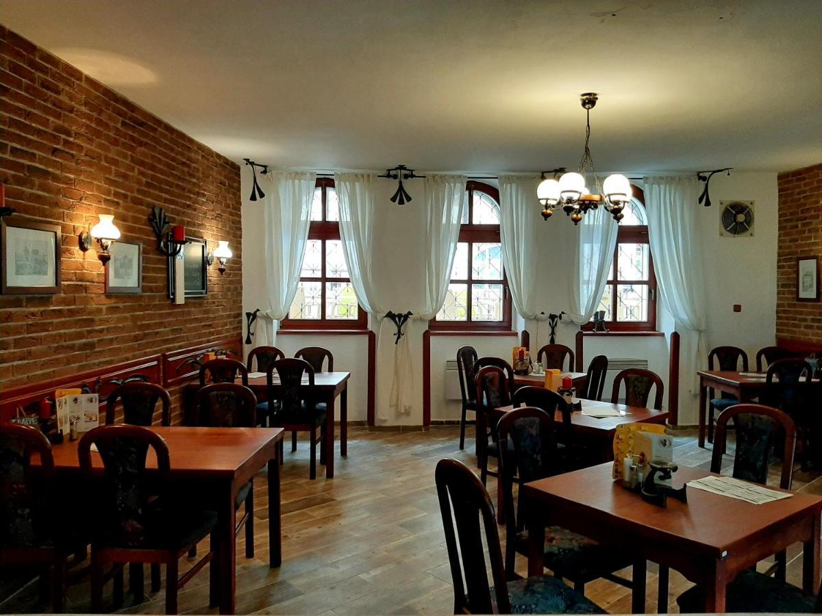 ホテル Penzion - Restaurant U Zamku Bečov nad Teplou エクステリア 写真