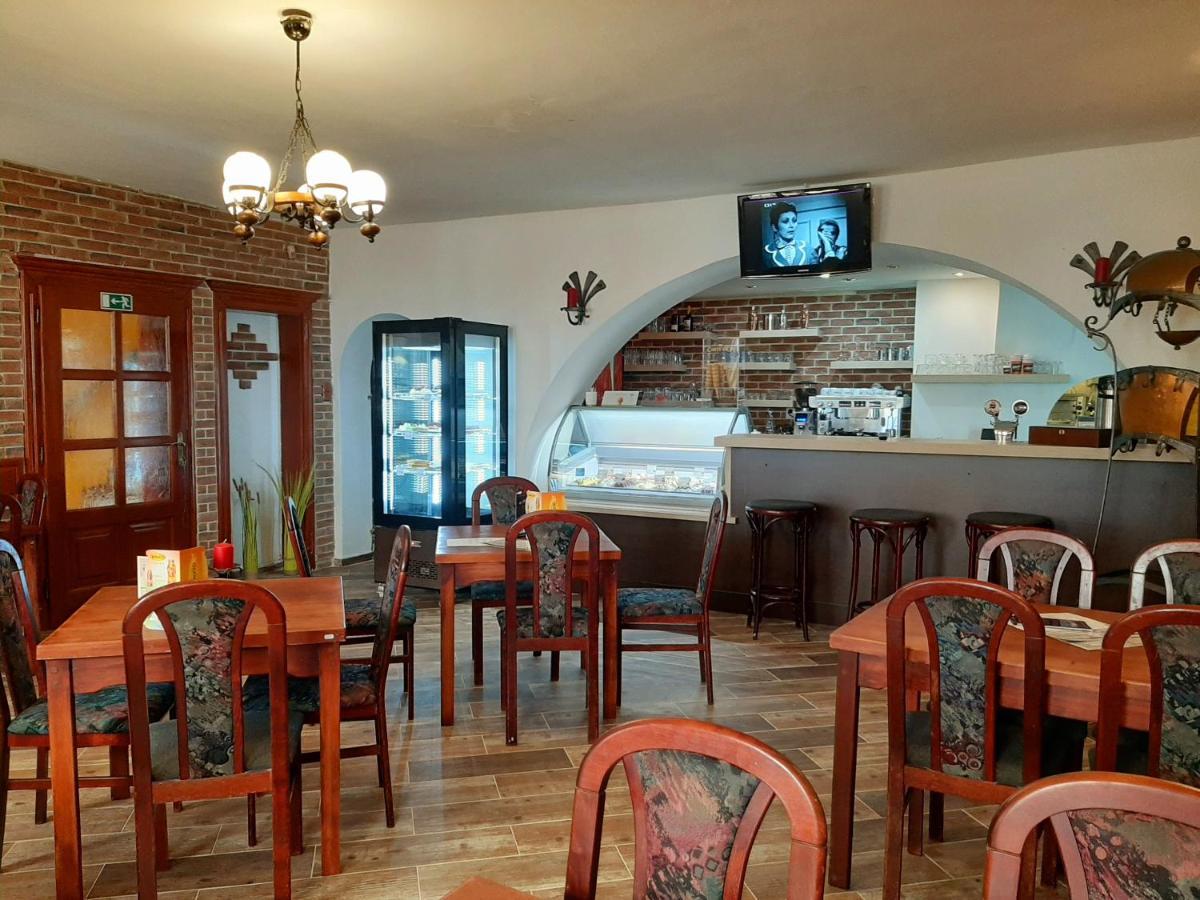 Penzion - Restaurant U Zamku Bečov nad Teplou エクステリア 写真