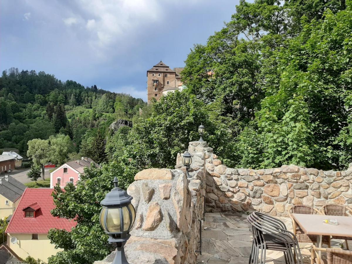 Penzion - Restaurant U Zamku Bečov nad Teplou エクステリア 写真