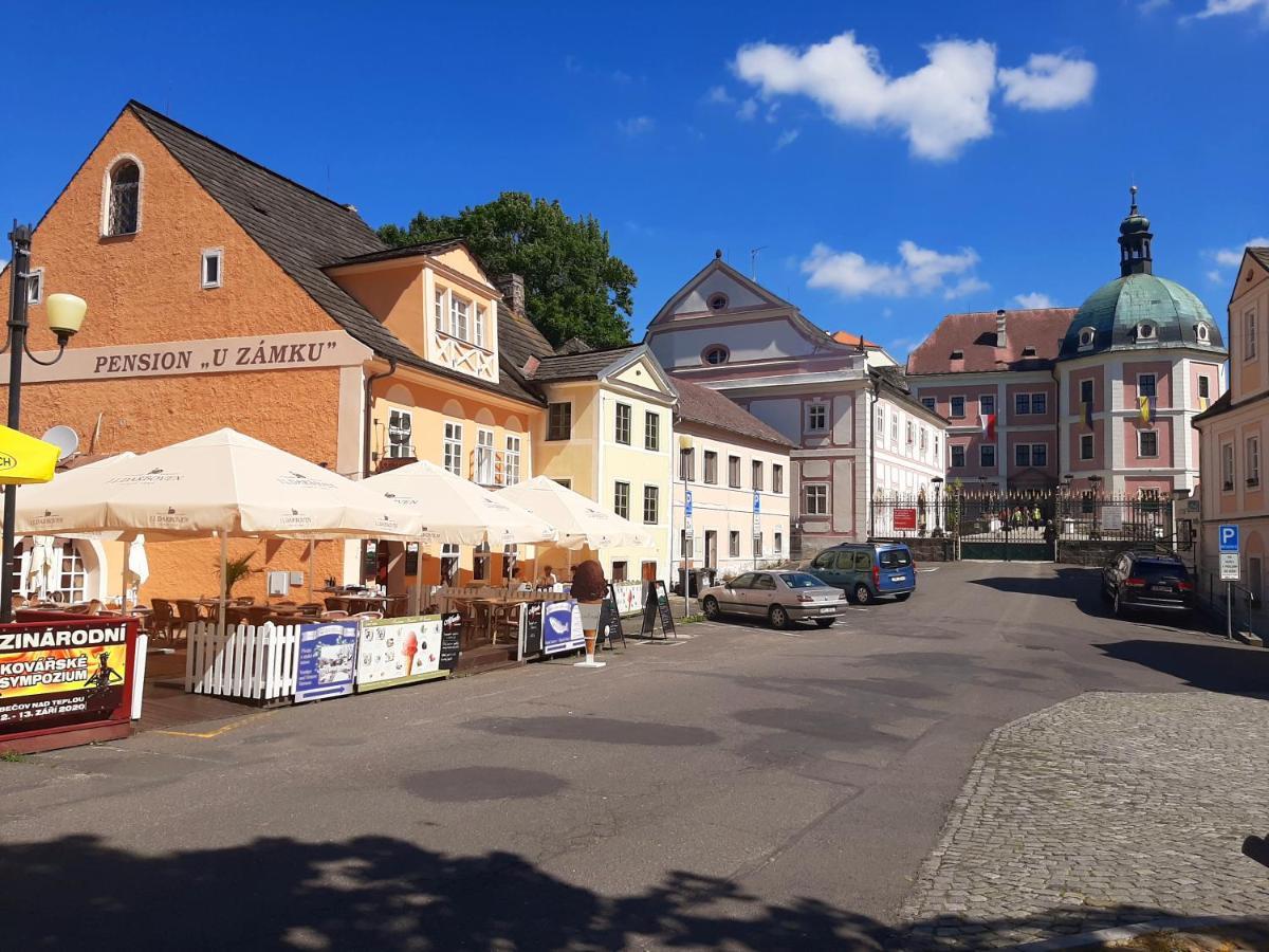 ホテル Penzion - Restaurant U Zamku Bečov nad Teplou エクステリア 写真