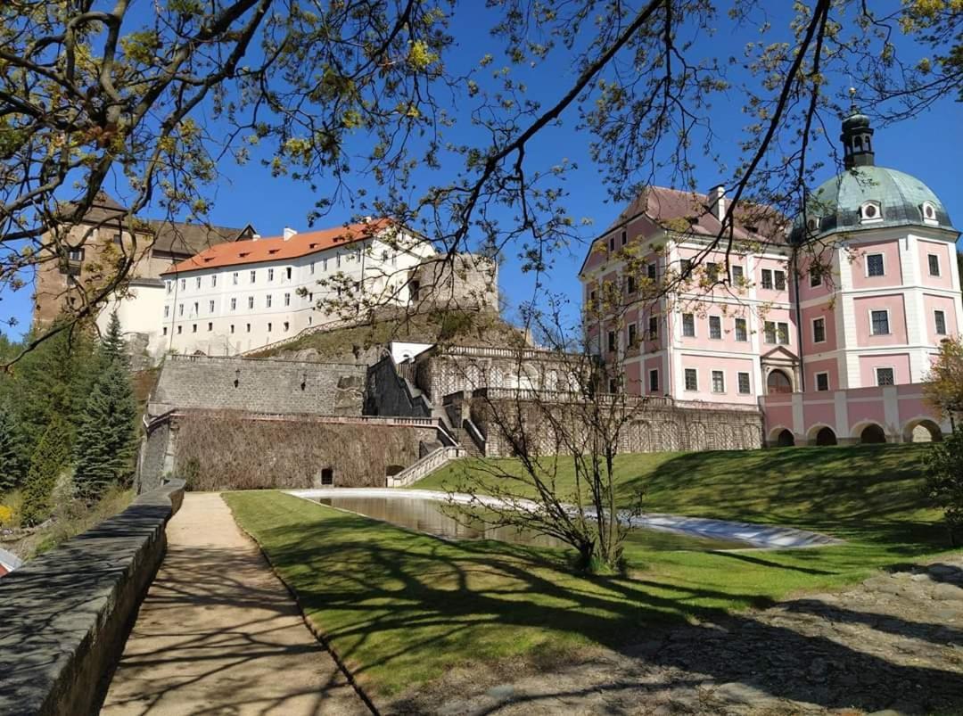 ホテル Penzion - Restaurant U Zamku Bečov nad Teplou エクステリア 写真