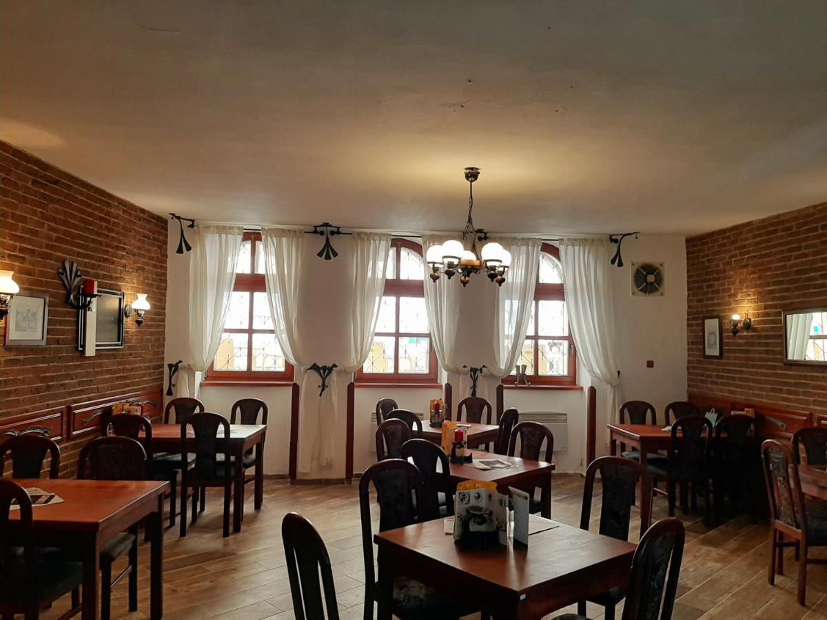 ホテル Penzion - Restaurant U Zamku Bečov nad Teplou エクステリア 写真